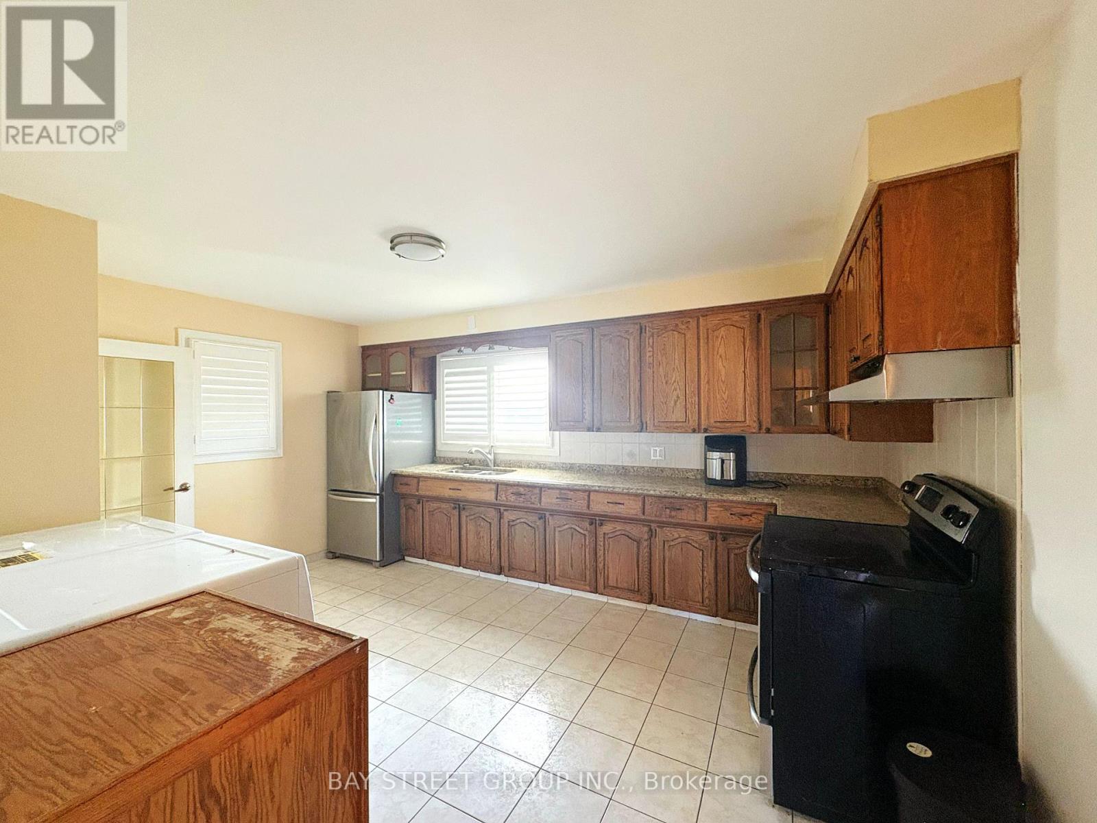 58 Broderick Avenue, Thorold (Thorold Downtown), Ontario  L2V 2J1 - Photo 5 - X12445283