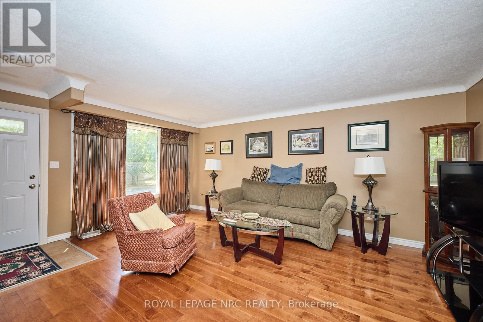320 Morningstar Street, Welland, Ontario  L3B 5B3 - Photo 10 - X12445284