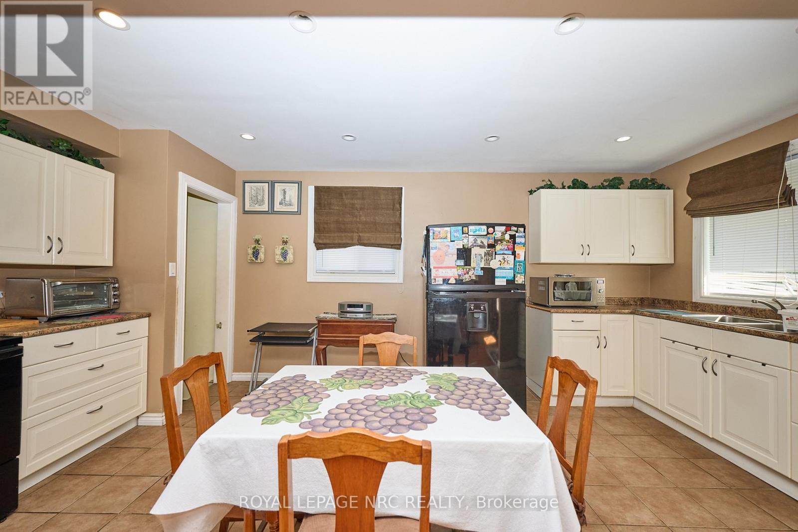 320 Morningstar Street, Welland, Ontario  L3B 5B3 - Photo 14 - X12445284