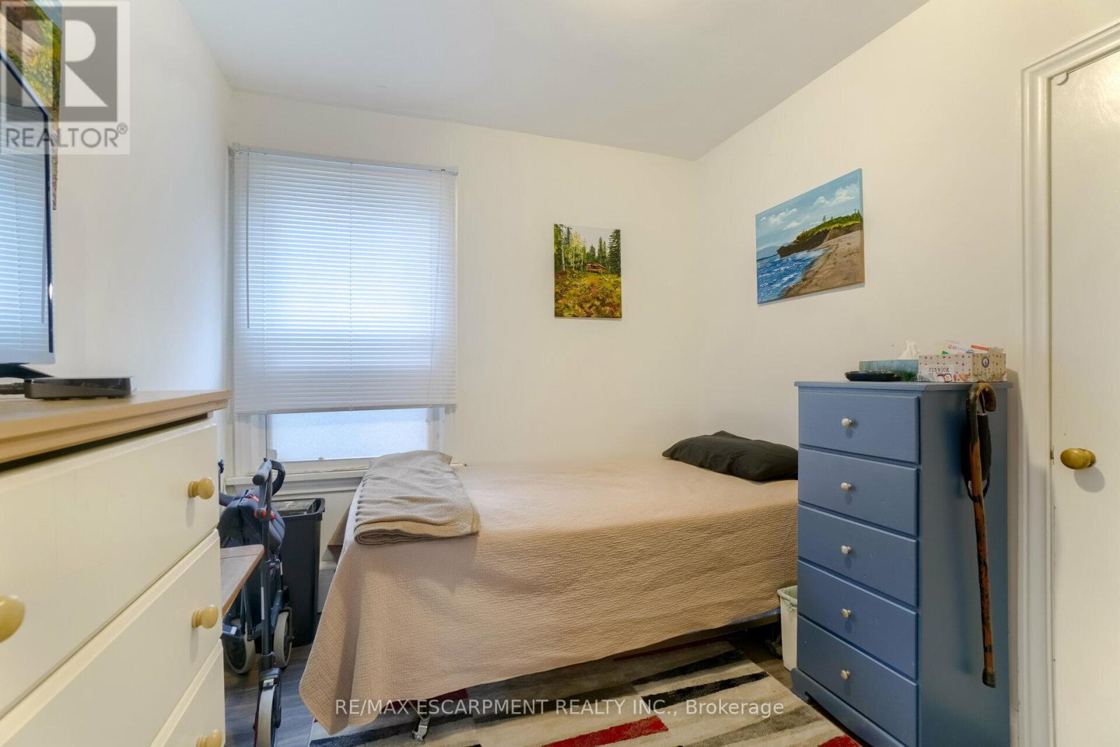 160 Welland Avenue, St. Catharines (Downtown), Ontario  L2R 2N6 - Photo 11 - X12445267