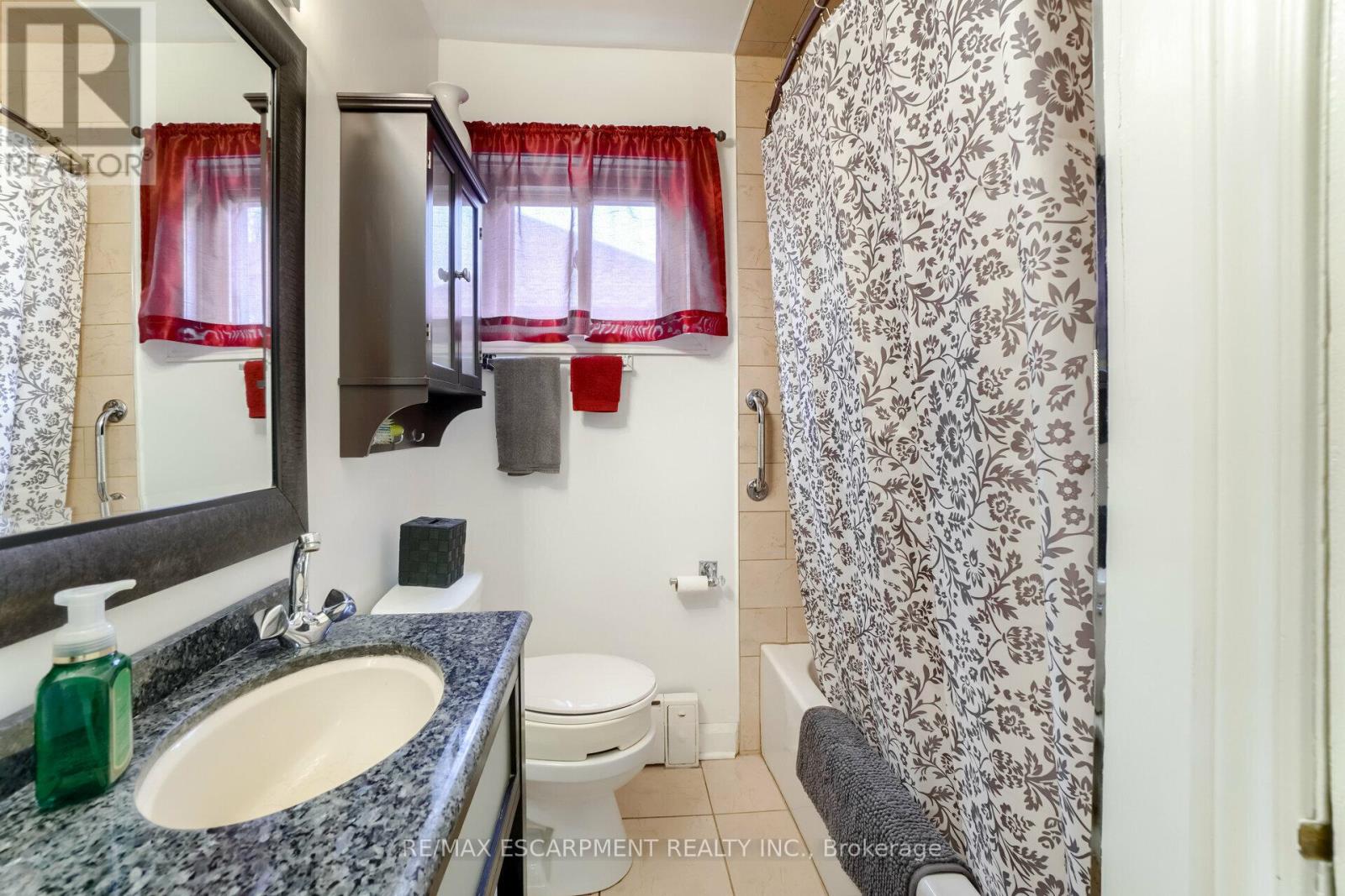 160 Welland Avenue, St. Catharines (Downtown), Ontario  L2R 2N6 - Photo 12 - X12445267