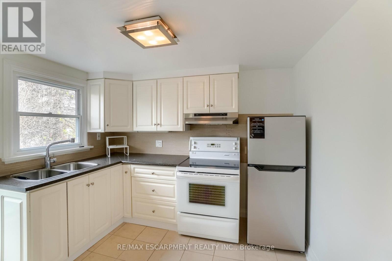 160 Welland Avenue, St. Catharines (Downtown), Ontario  L2R 2N6 - Photo 19 - X12445267