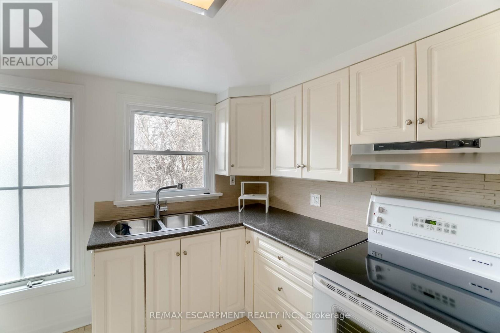 160 Welland Avenue, St. Catharines (Downtown), Ontario  L2R 2N6 - Photo 20 - X12445267