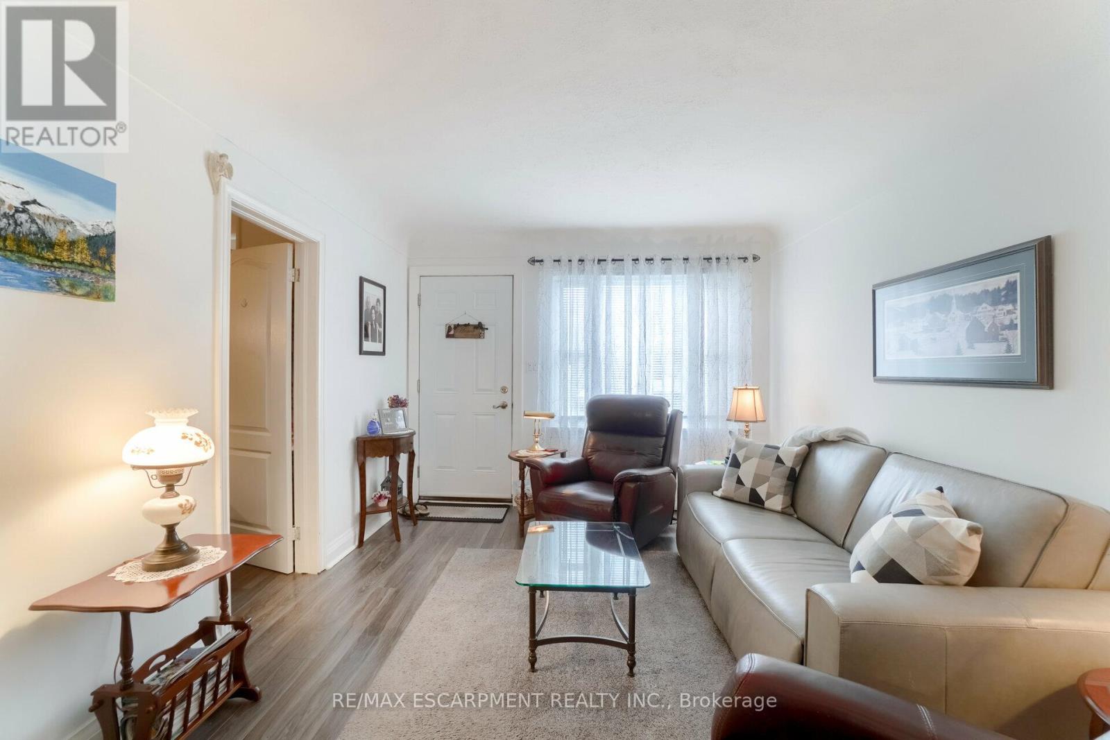 160 Welland Avenue, St. Catharines (Downtown), Ontario  L2R 2N6 - Photo 3 - X12445267