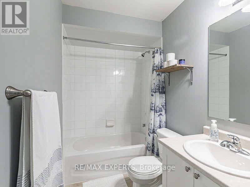 78 Honeyview Trail, Brampton, Ontario  L6P 4A3 - Photo 10 - W12422315