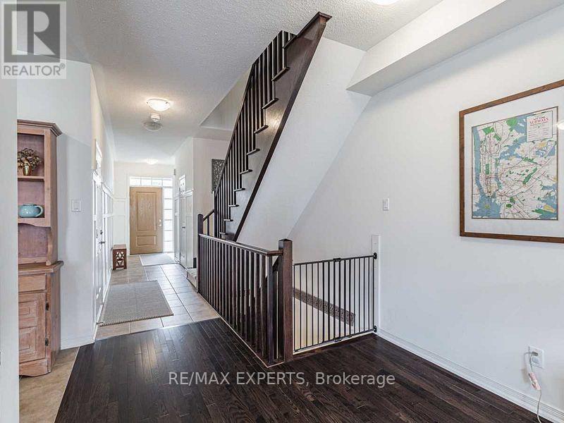 78 Honeyview Trail, Brampton, Ontario  L6P 4A3 - Photo 5 - W12422315
