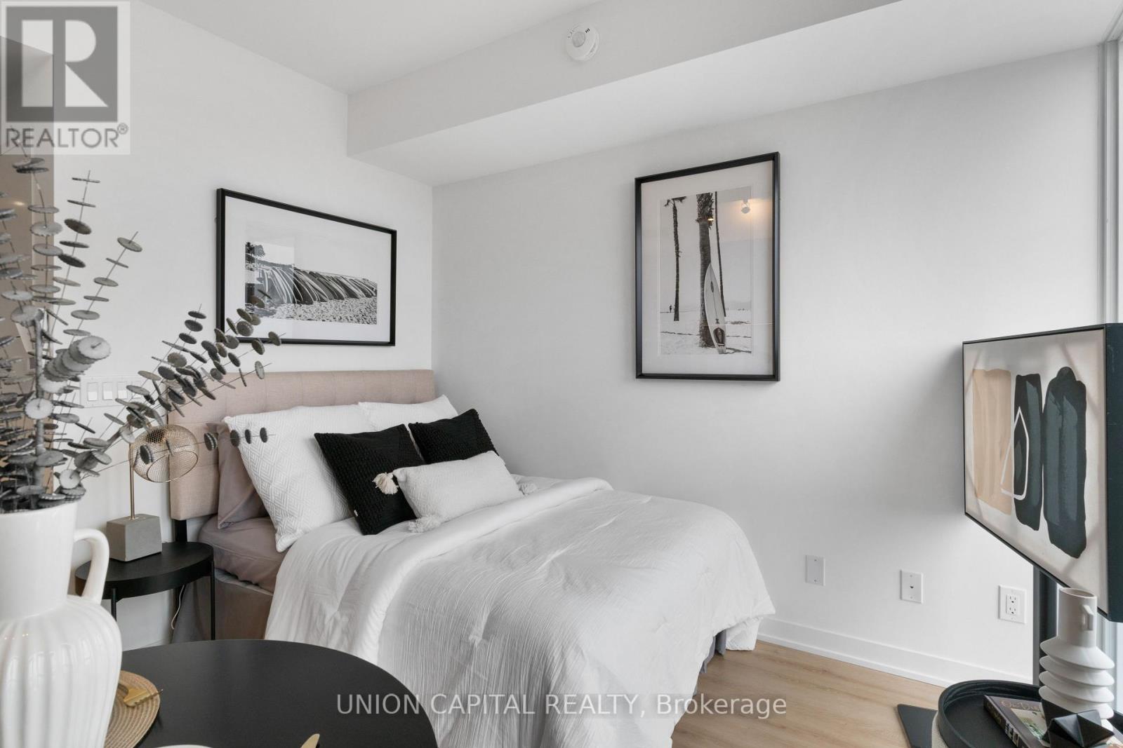 1612 - 319 Jarvis Street, Toronto (Moss Park), Ontario  M5B 0C8 - Photo 9 - C12445285