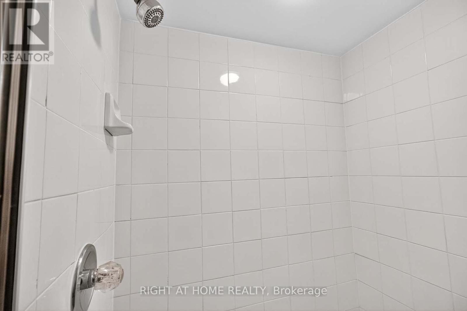 2204 - 400 Webb Drive, Mississauga, Ontario  L5B 3Z7 - Photo 20 - W12445275