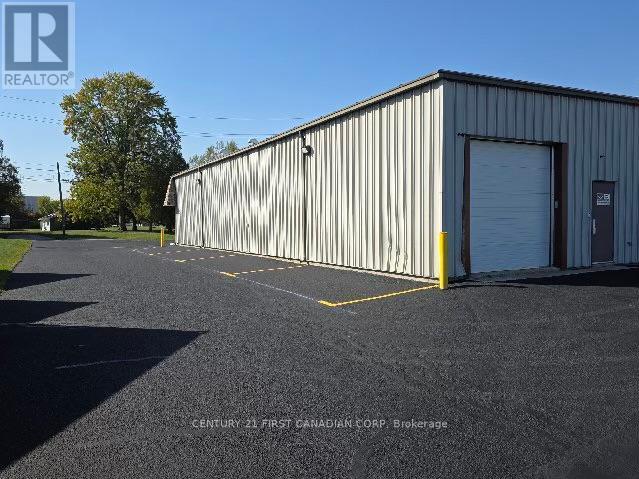 B - 177 Hachborn Road, Brantford, Ontario  N3S 7W7 - Photo 2 - X12167179