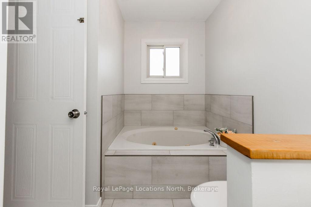 52 Royal Beech Drive, Wasaga Beach, Ontario  L0L 2P0 - Photo 25 - S12445329