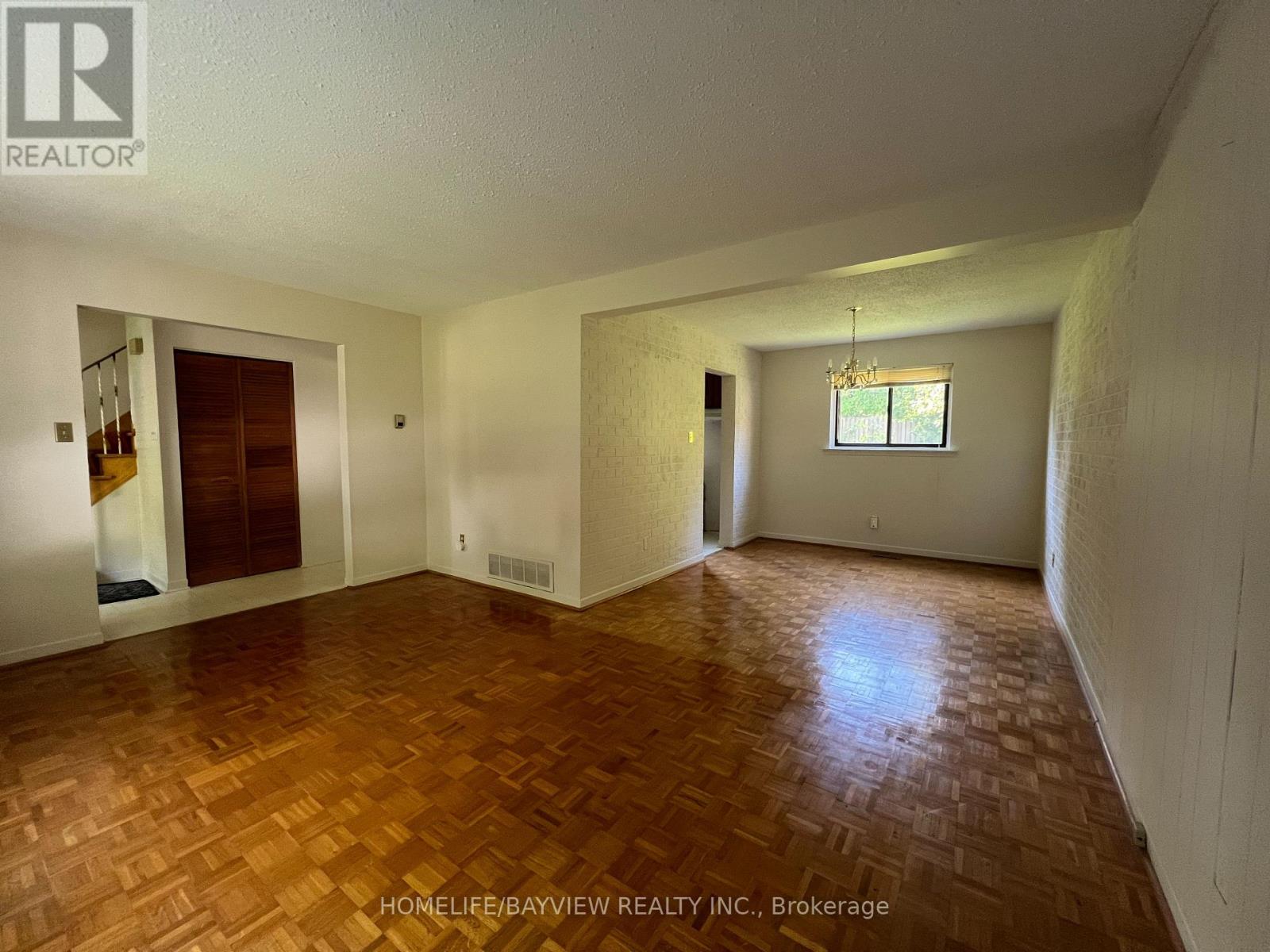 32 Penwick Crescent, Richmond Hill, Ontario  L4C 5B4 - Photo 3 - N12445295