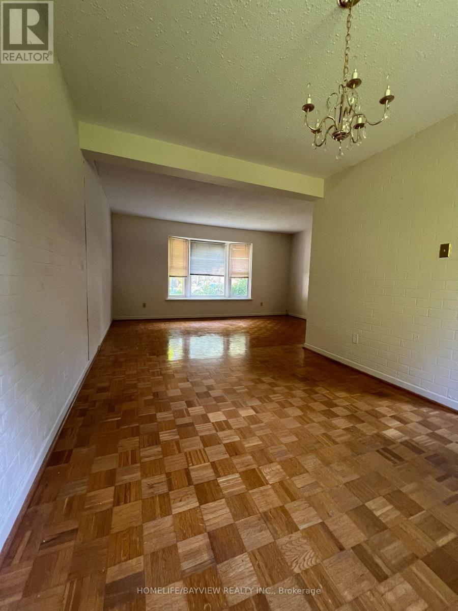 32 Penwick Crescent, Richmond Hill, Ontario  L4C 5B4 - Photo 4 - N12445295