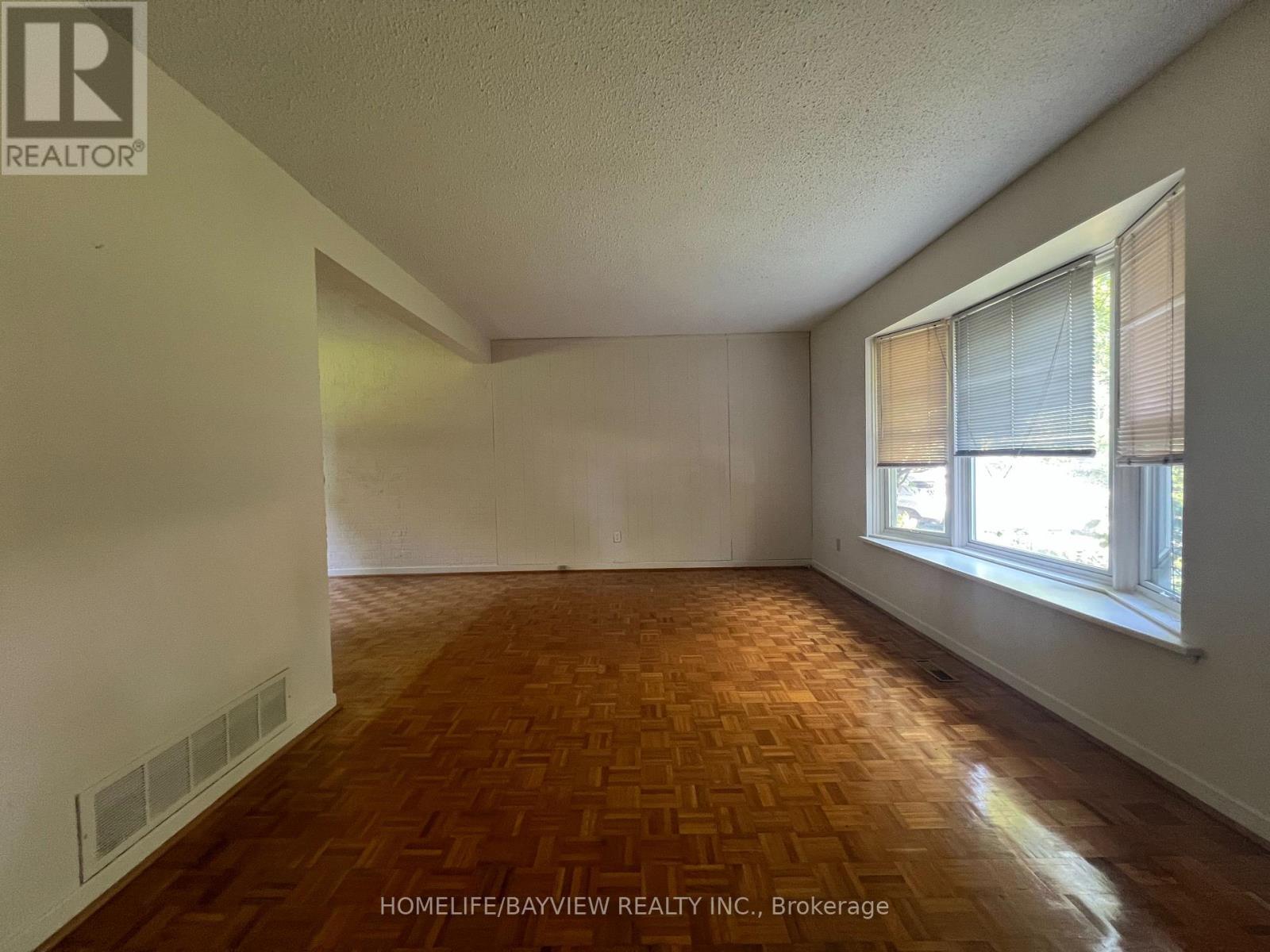 32 Penwick Crescent, Richmond Hill, Ontario  L4C 5B4 - Photo 5 - N12445295