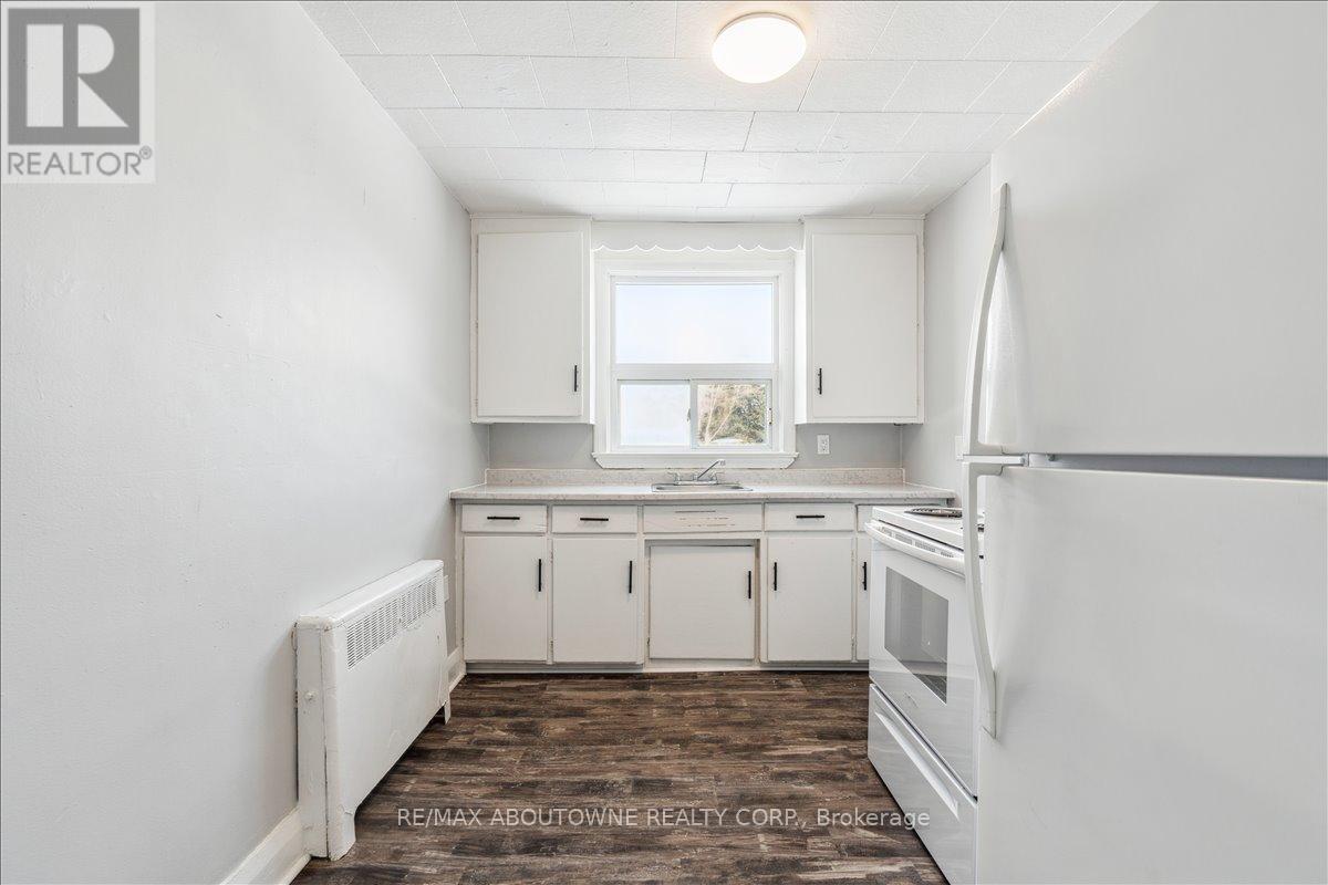 1 - 145 North Service Road E, Oakville, Ontario  L6H 1A3 - Photo 10 - W12445315