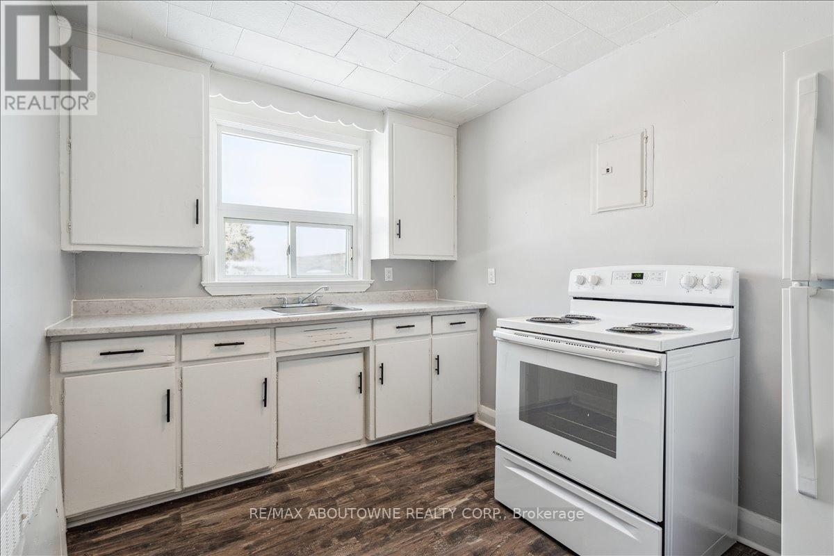 1 - 145 North Service Road E, Oakville, Ontario  L6H 1A3 - Photo 11 - W12445315