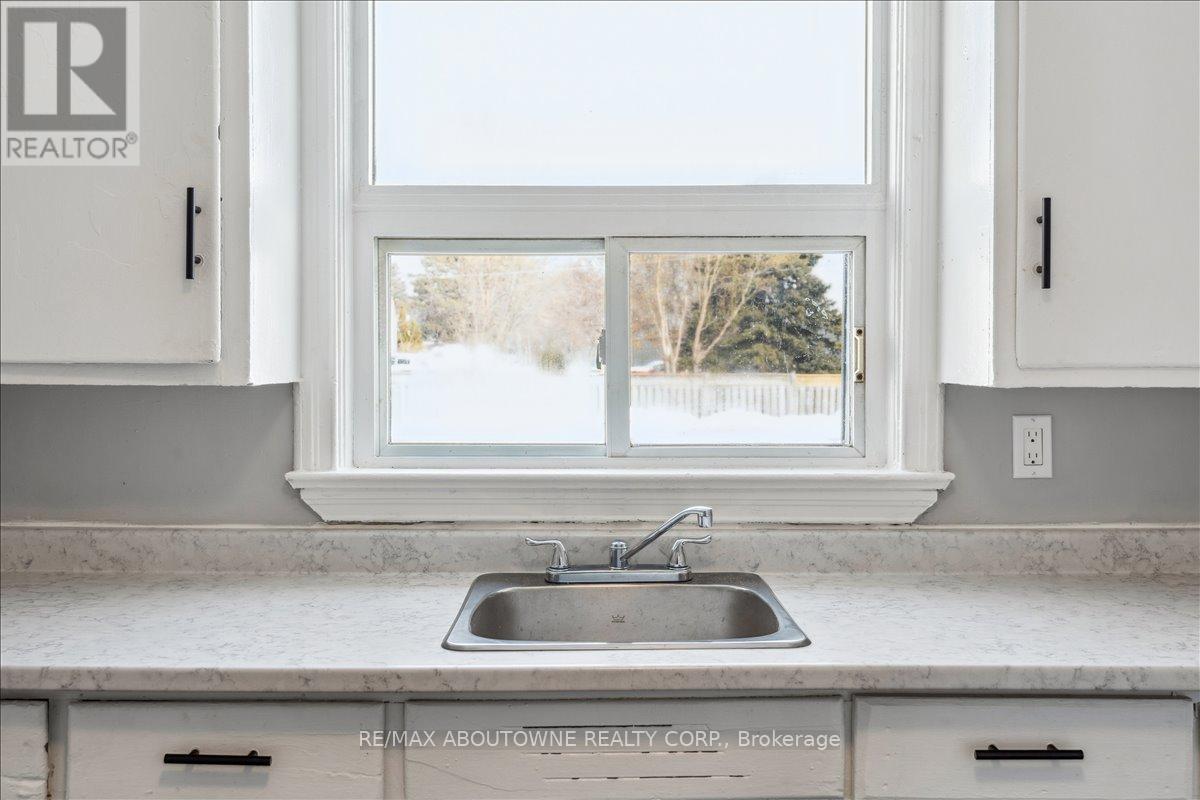 1 - 145 North Service Road E, Oakville, Ontario  L6H 1A3 - Photo 12 - W12445315