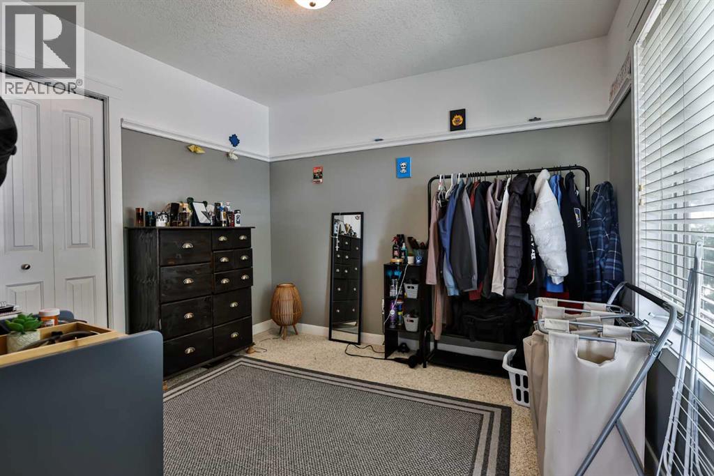 Property at 738 18 Street N image 4