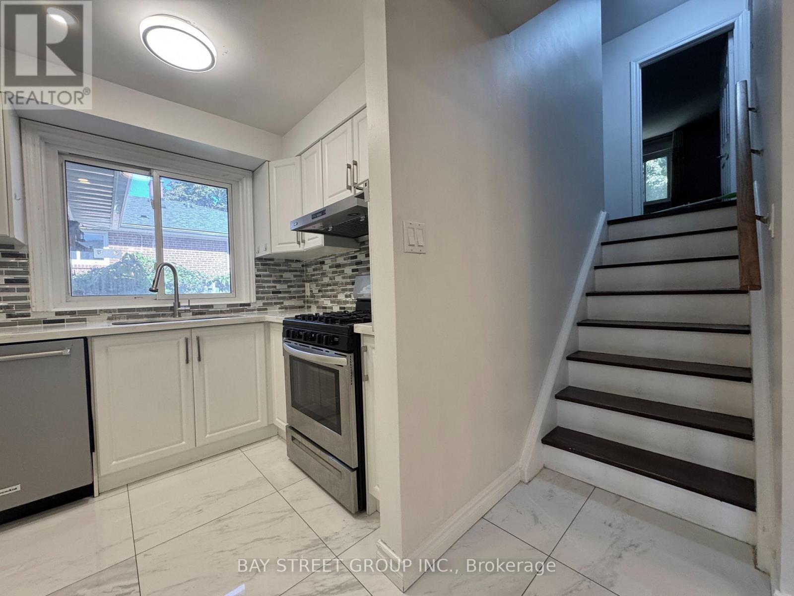 Main Floor - 43 Sherwood Forest Drive, Markham, Ontario  L3P 1P5 - Photo 10 - N12445326