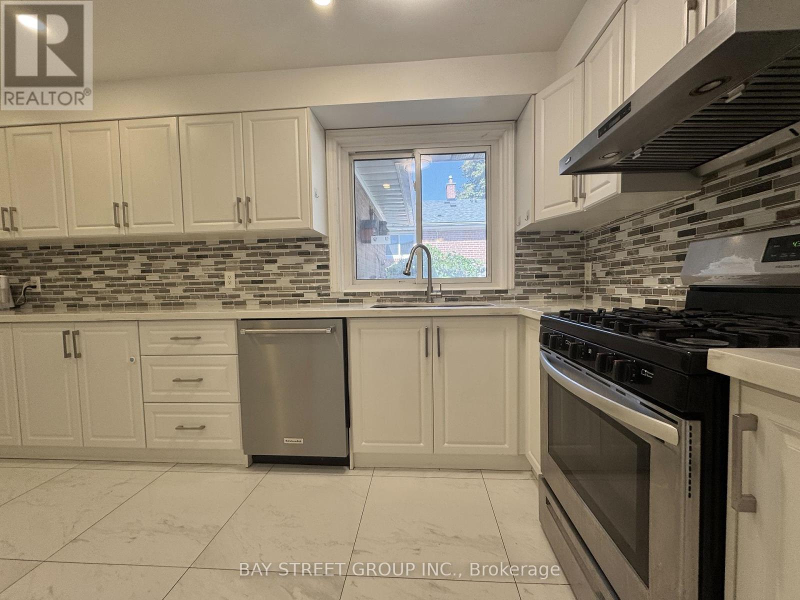 Main Floor - 43 Sherwood Forest Drive, Markham, Ontario  L3P 1P5 - Photo 11 - N12445326