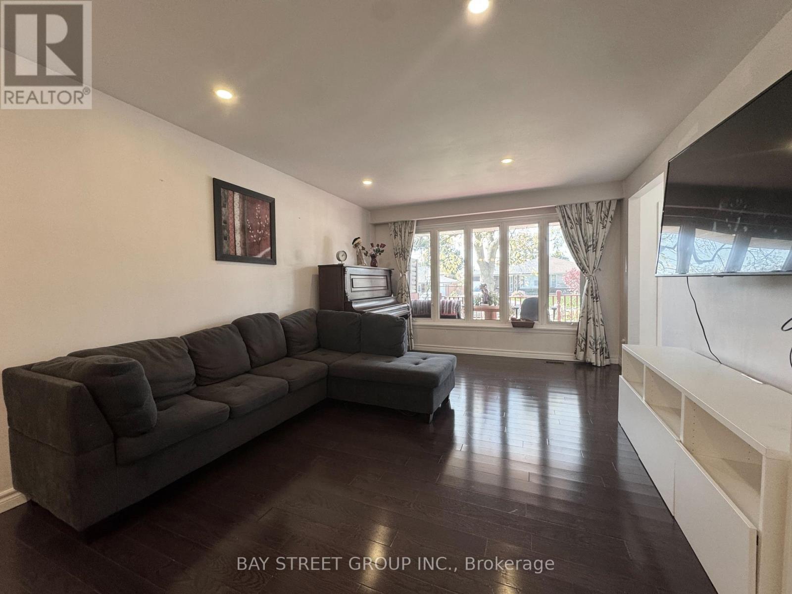 Main Floor - 43 Sherwood Forest Drive, Markham, Ontario  L3P 1P5 - Photo 7 - N12445326