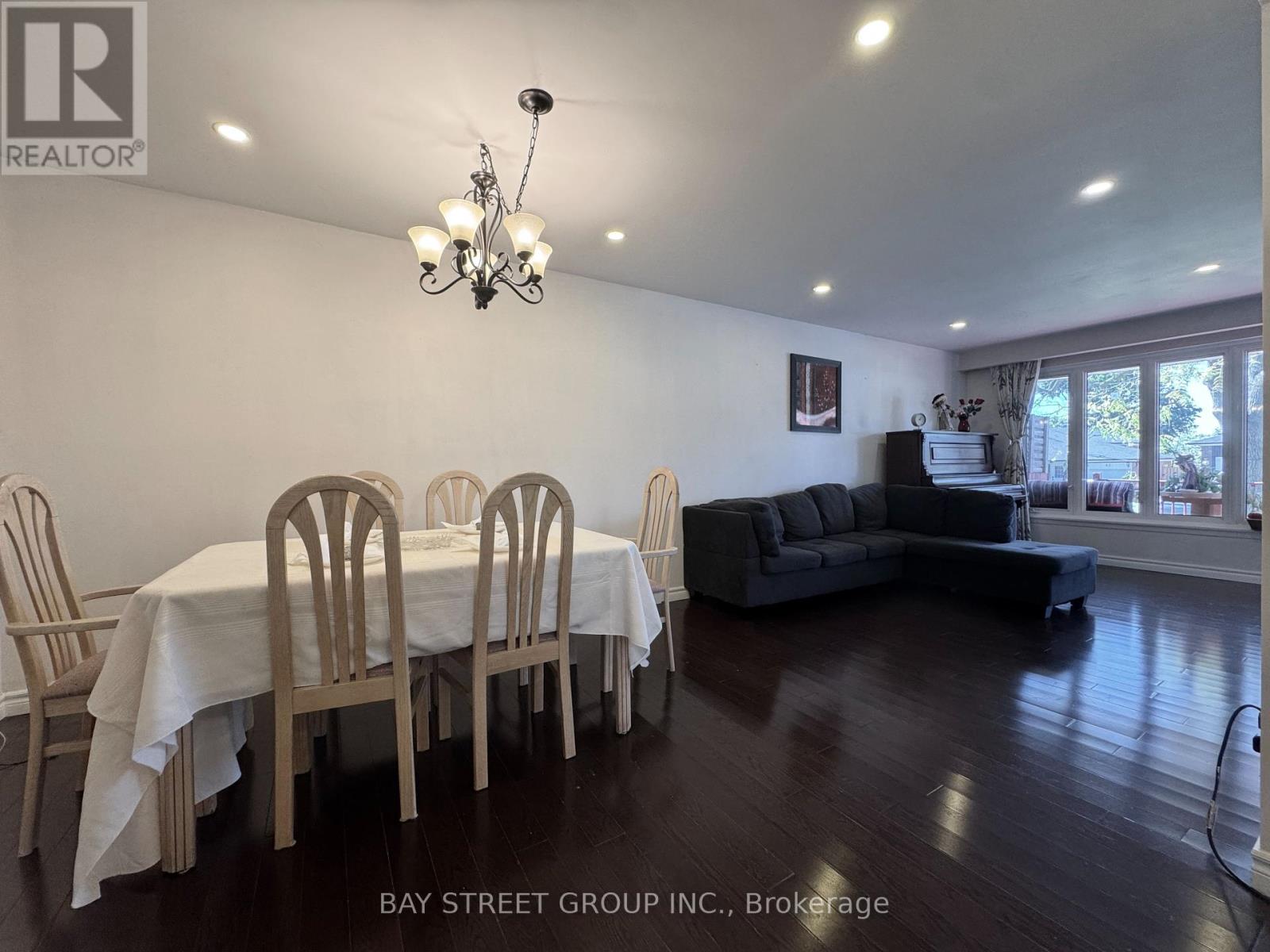 Main Floor - 43 Sherwood Forest Drive, Markham, Ontario  L3P 1P5 - Photo 8 - N12445326