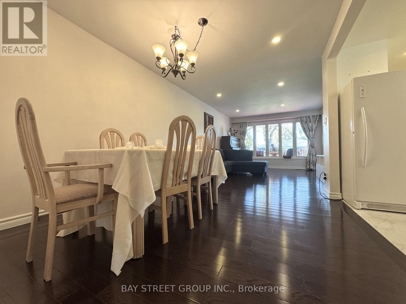 Main Floor - 43 Sherwood Forest Drive, Markham, Ontario  L3P 1P5 - Photo 9 - N12445326