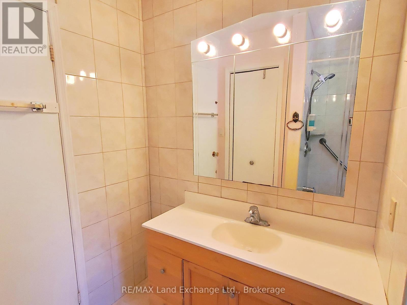 434 Clarendon Street, Saugeen Shores, Ontario  N0H 2L0 - Photo 12 - X12445360