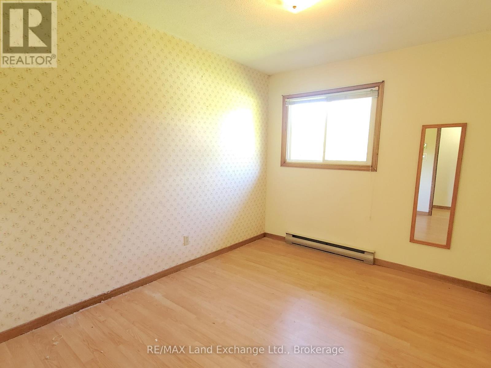 434 Clarendon Street, Saugeen Shores, Ontario  N0H 2L0 - Photo 13 - X12445360