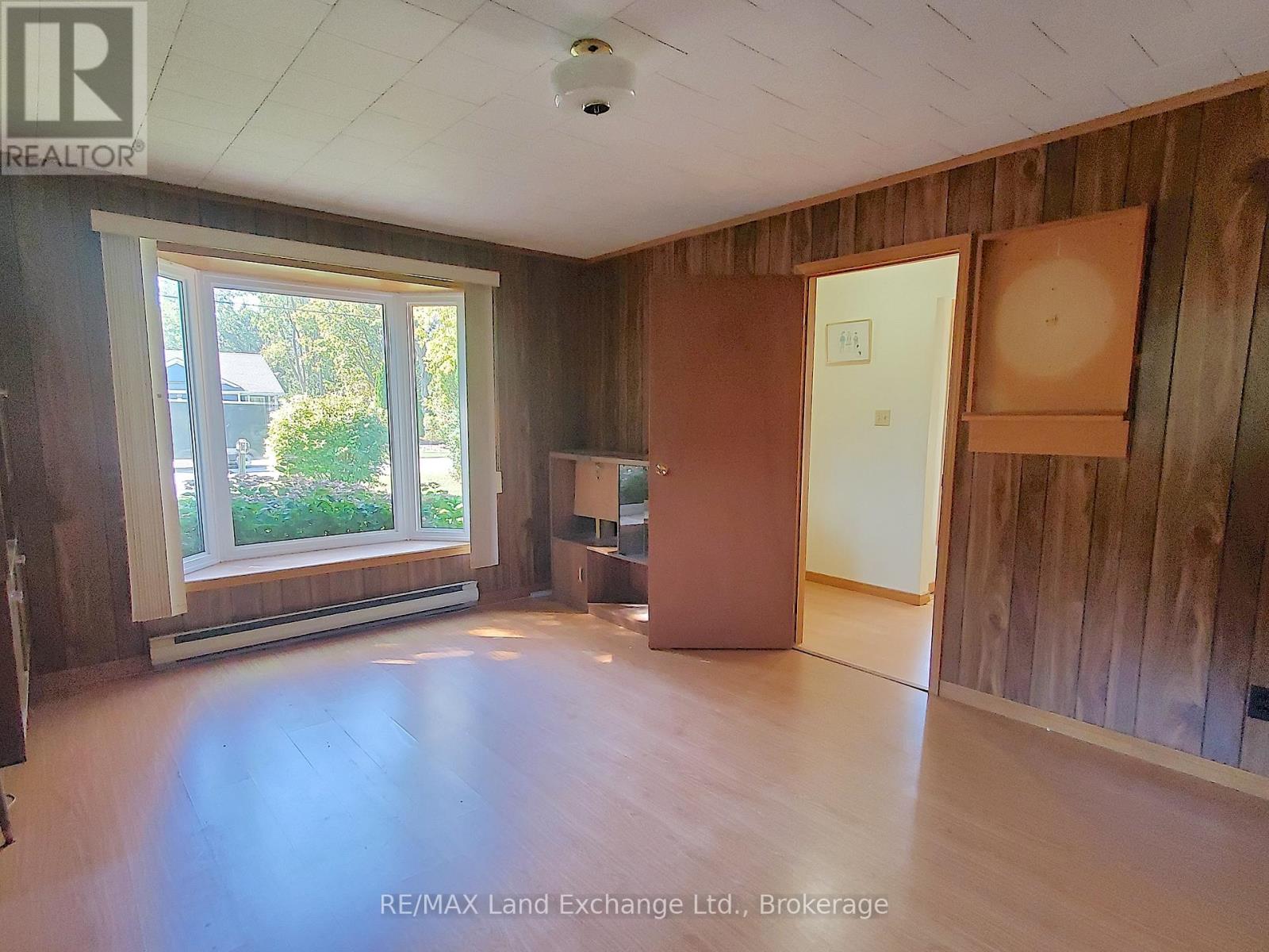 434 Clarendon Street, Saugeen Shores, Ontario  N0H 2L0 - Photo 8 - X12445360