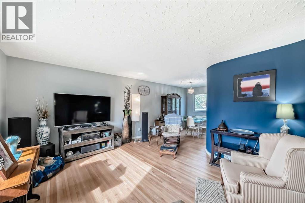 126 Springwood Drive Sw, Calgary, Alberta  T2W 0K5 - Photo 5 - A2261893