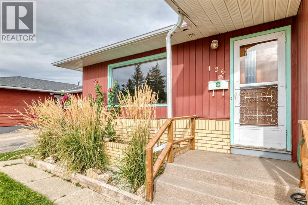 126 Springwood Drive Sw, Calgary, Alberta  T2W 0K5 - Photo 2 - A2261893