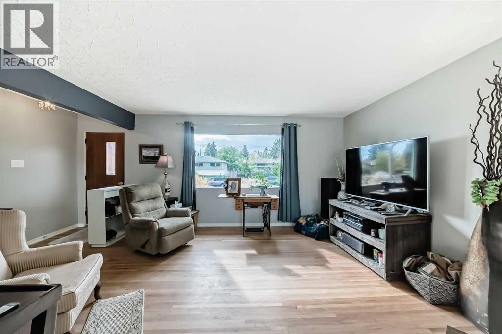 126 Springwood Drive Sw, Calgary, Alberta  T2W 0K5 - Photo 7 - A2261893