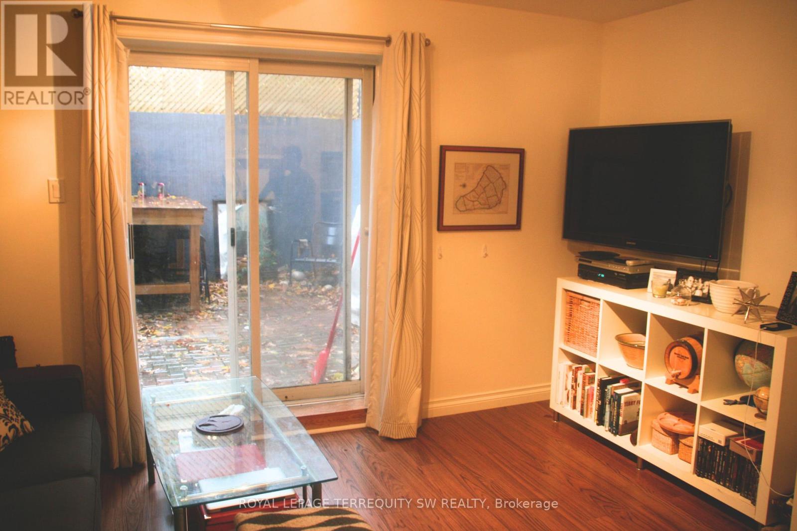 6 - 8 Casci Avenue, Toronto, Ontario  M4L 2K3 - Photo 4 - E12445375