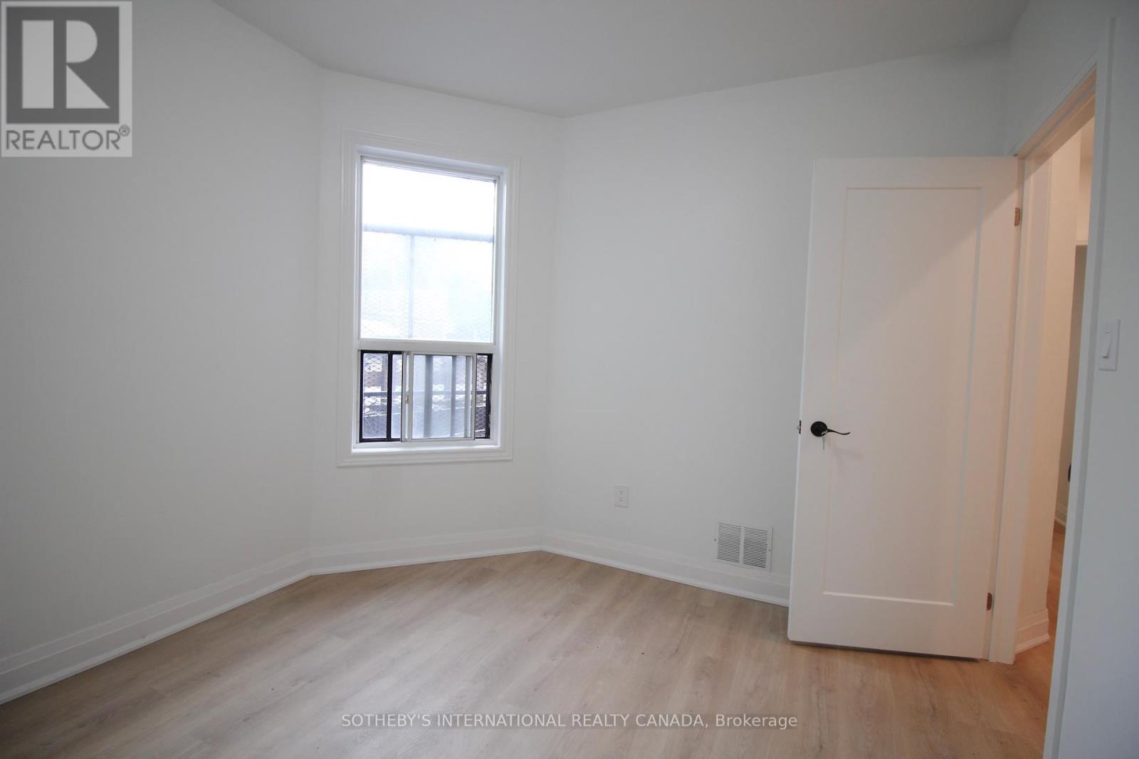 Upper - 1026 Queen Street, Toronto, Ontario  M4M 1K4 - Photo 11 - E12436780
