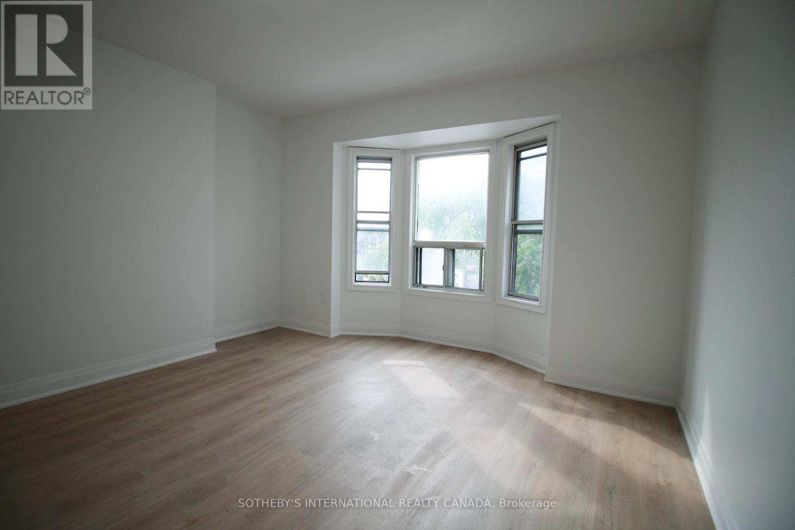 Upper - 1026 Queen Street, Toronto, Ontario  M4M 1K4 - Photo 13 - E12436780