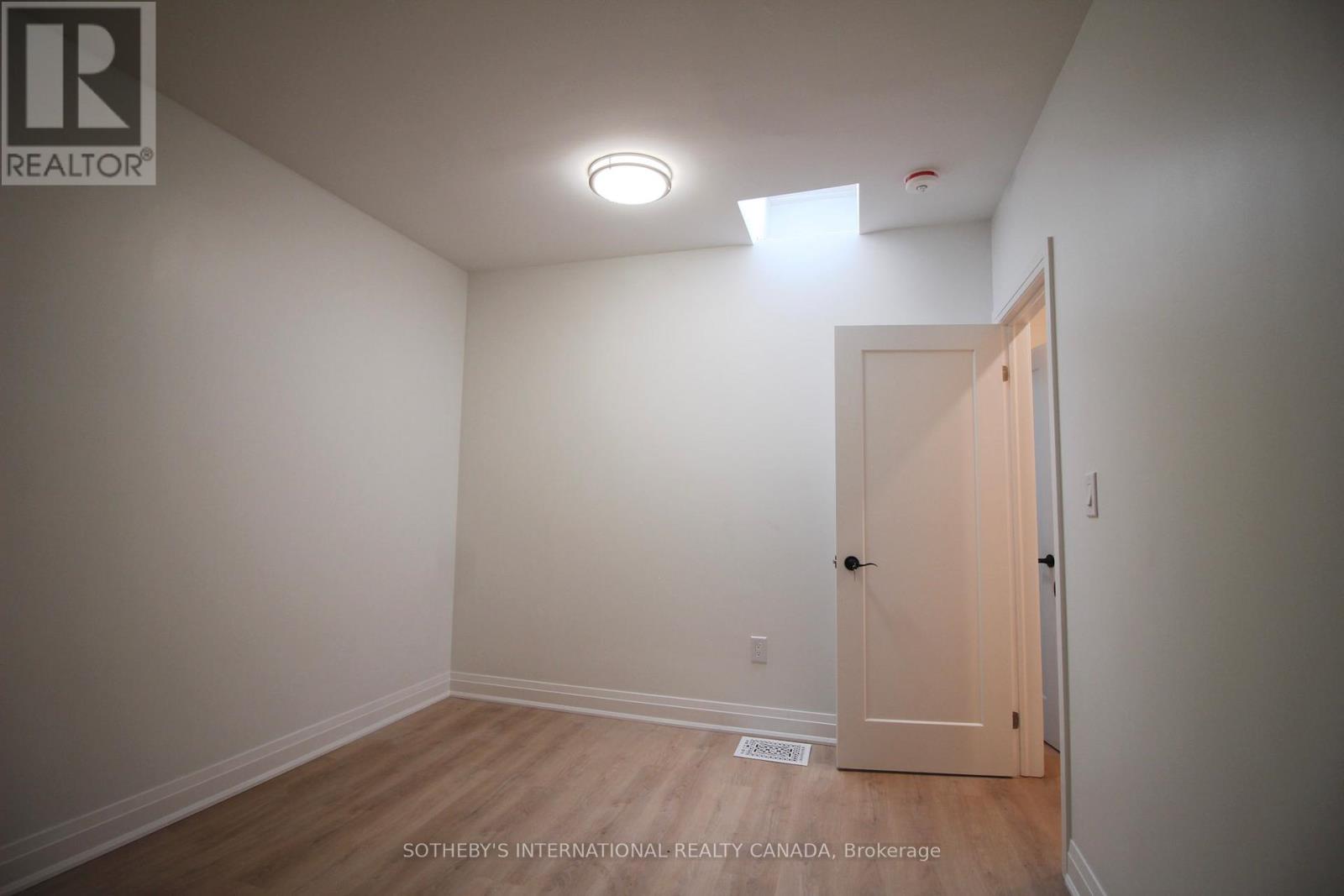 Upper - 1026 Queen Street, Toronto, Ontario  M4M 1K4 - Photo 12 - E12436780