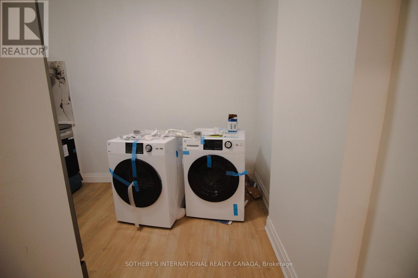 Upper - 1026 Queen Street, Toronto, Ontario  M4M 1K4 - Photo 17 - E12436780