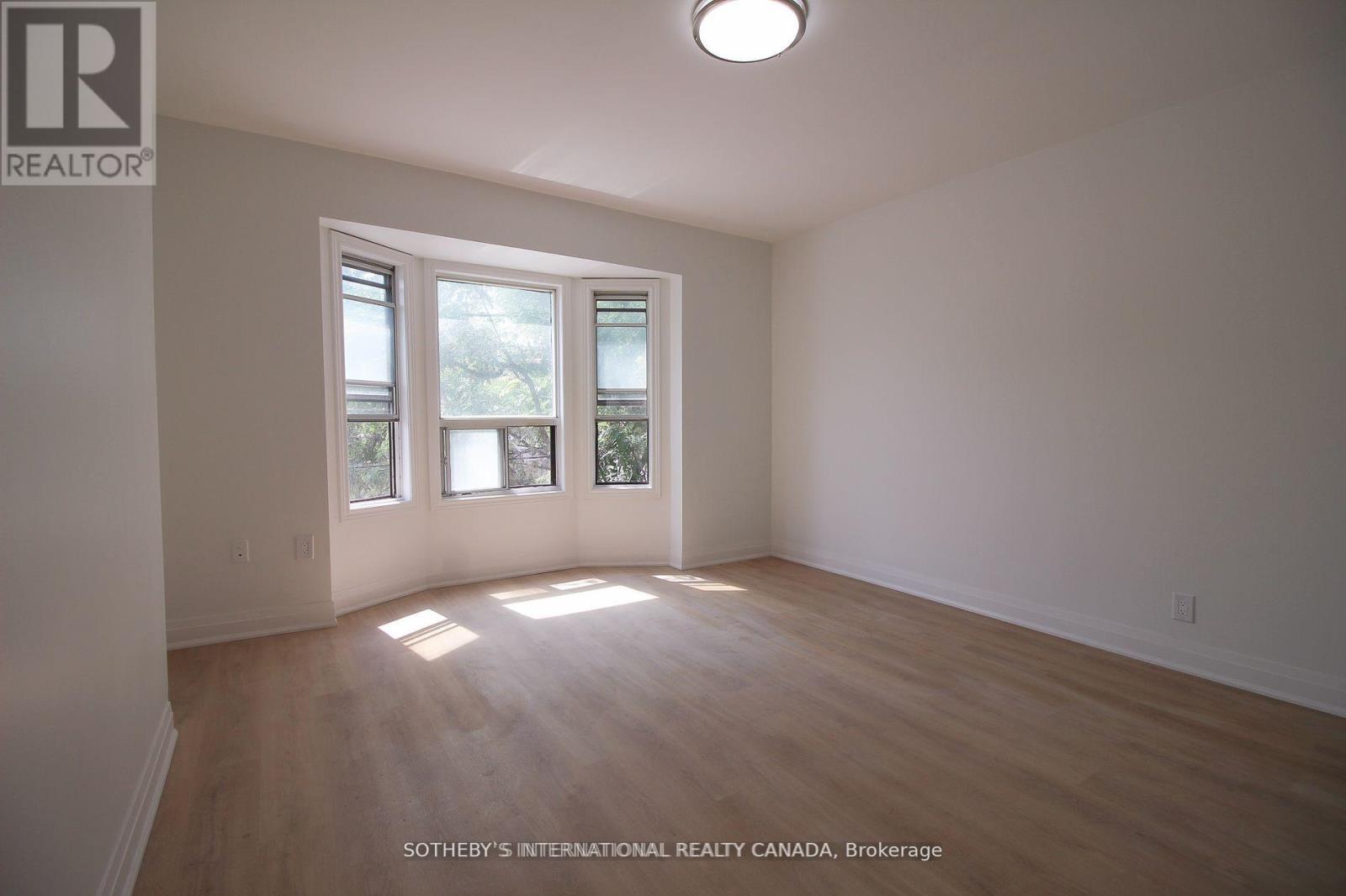 Upper - 1026 Queen Street, Toronto, Ontario  M4M 1K4 - Photo 8 - E12436780