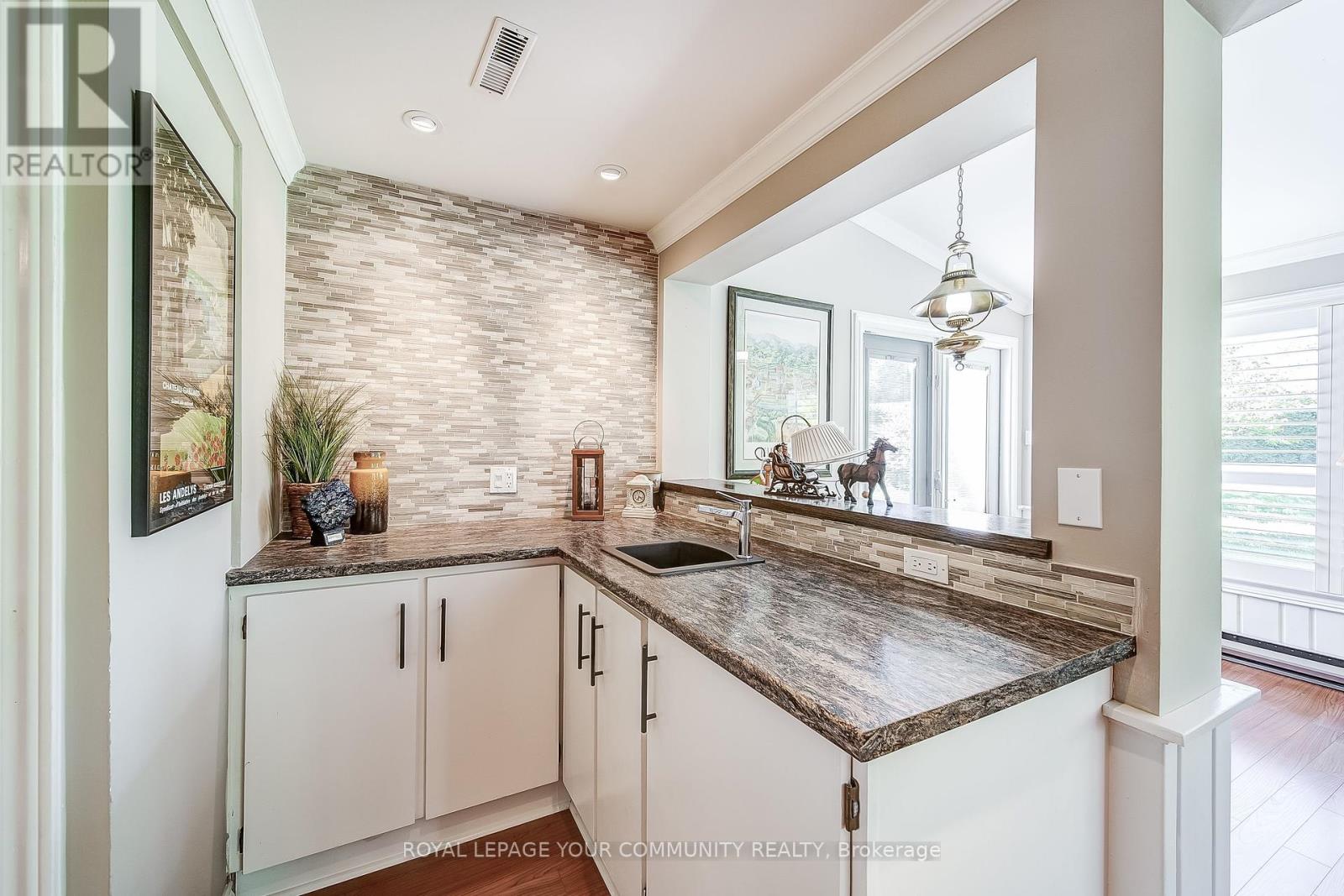 36 Devins Drive, Aurora, Ontario  L4G 2Z1 - Photo 7 - N12445376