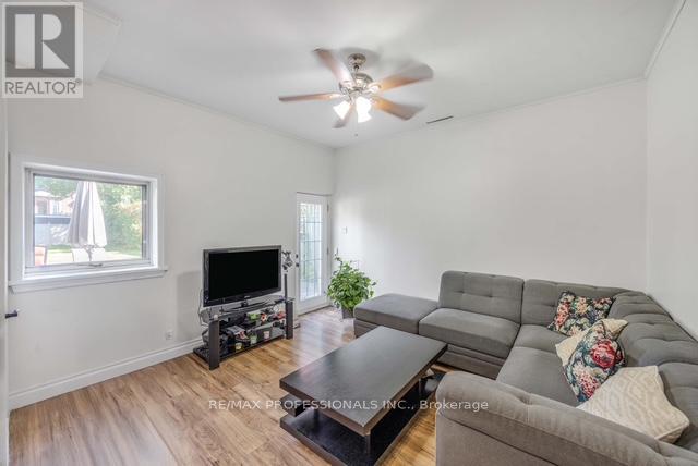 109 Botfield Avenue, Toronto, Ontario  M9B 4E6 - Photo 12 - W12445349
