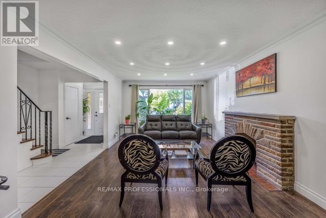 109 Botfield Avenue, Toronto, Ontario  M9B 4E6 - Photo 4 - W12445349