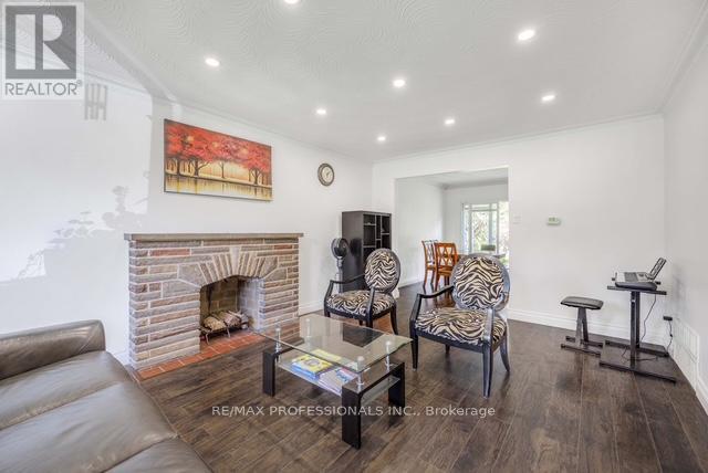 109 Botfield Avenue, Toronto, Ontario  M9B 4E6 - Photo 6 - W12445349