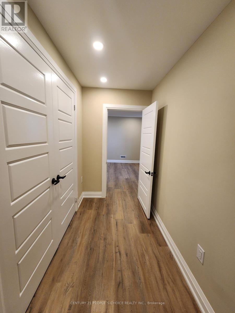744 Kennedy Circle W, Milton, Ontario  L9E 1R9 - Photo 11 - W12445350
