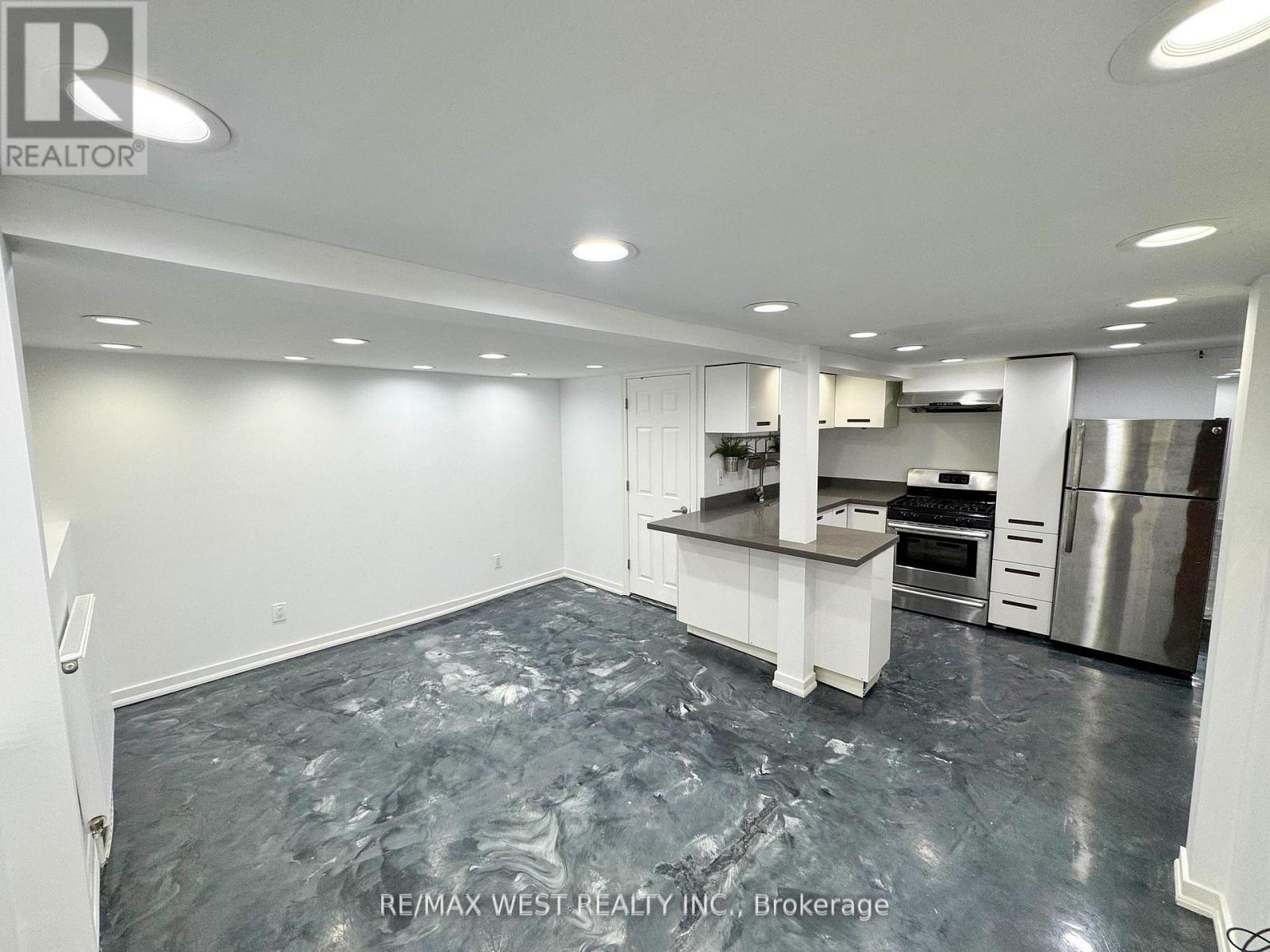 365 Silverthorn Avenue, Toronto, Ontario  M6M 3G7 - Photo 10 - W12445352