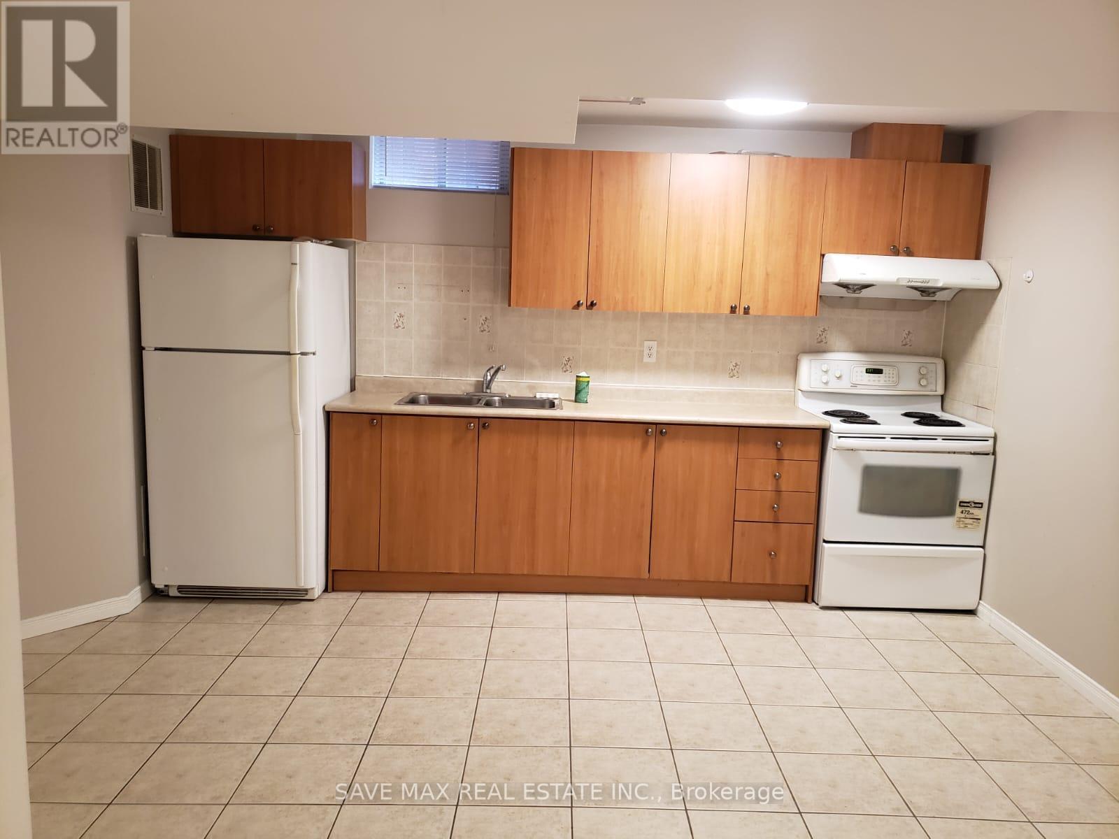 4 Ivory Tusk Court, Brampton, Ontario  L6R 3C5 - Photo 3 - W12445368