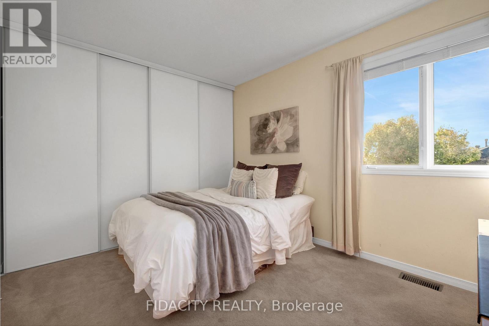 83 Manhattan Crescent, Ottawa, Ontario  K2C 4B8 - Photo 13 - X12445408
