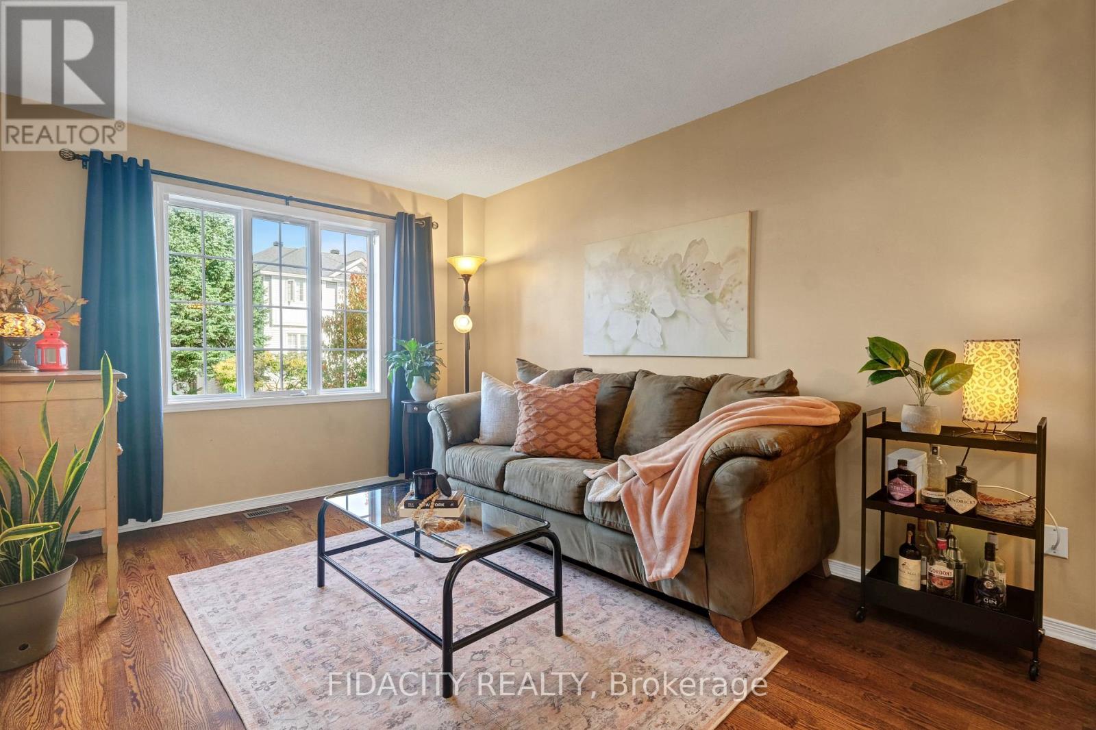83 Manhattan Crescent, Ottawa, Ontario  K2C 4B8 - Photo 3 - X12445408