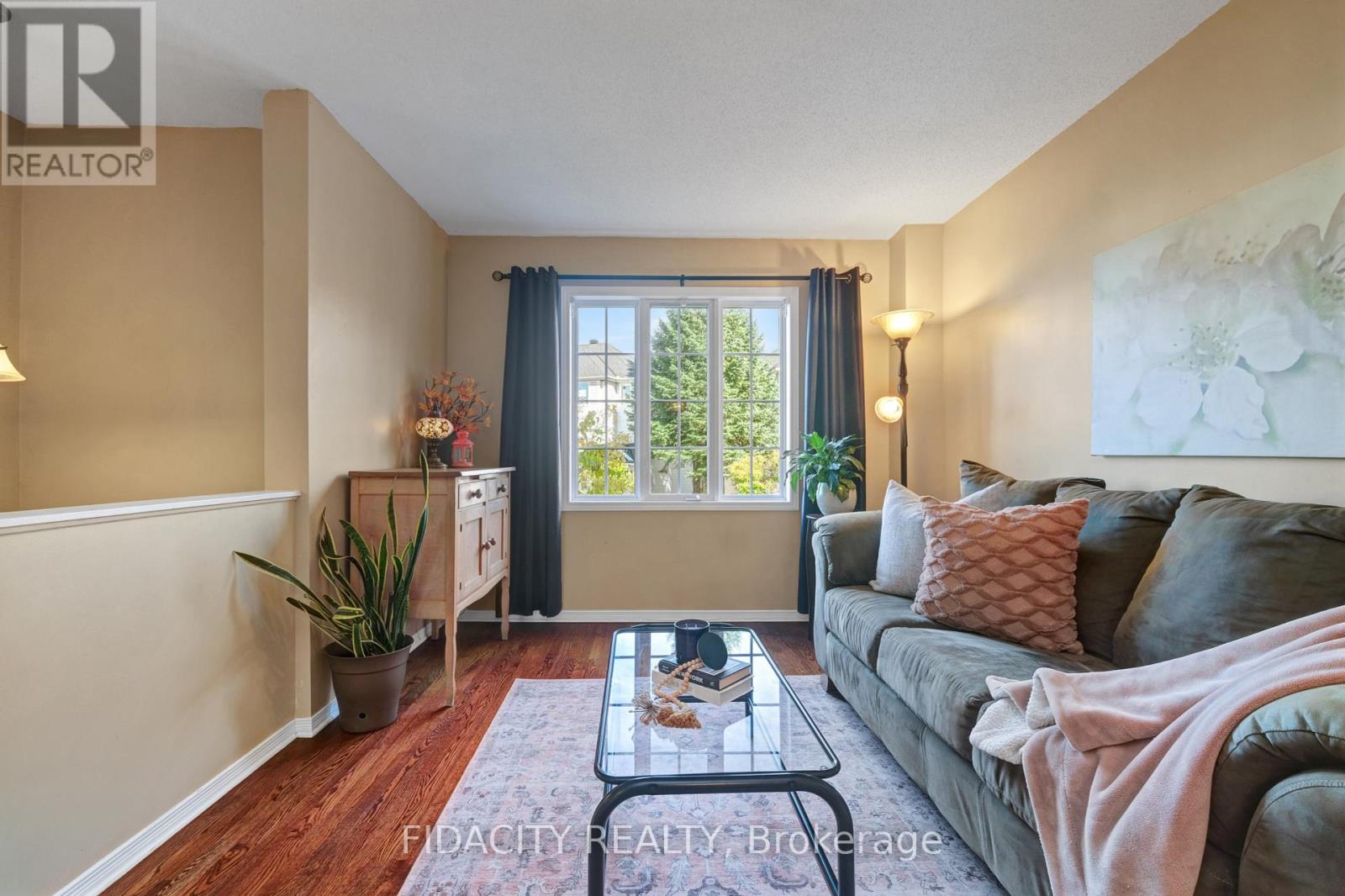 83 Manhattan Crescent, Ottawa, Ontario  K2C 4B8 - Photo 4 - X12445408