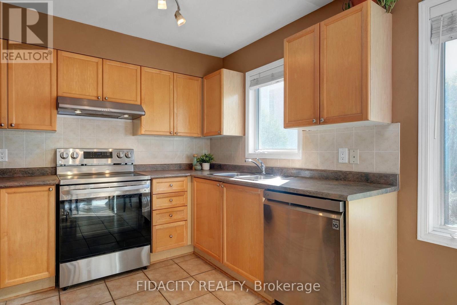 83 Manhattan Crescent, Ottawa, Ontario  K2C 4B8 - Photo 6 - X12445408