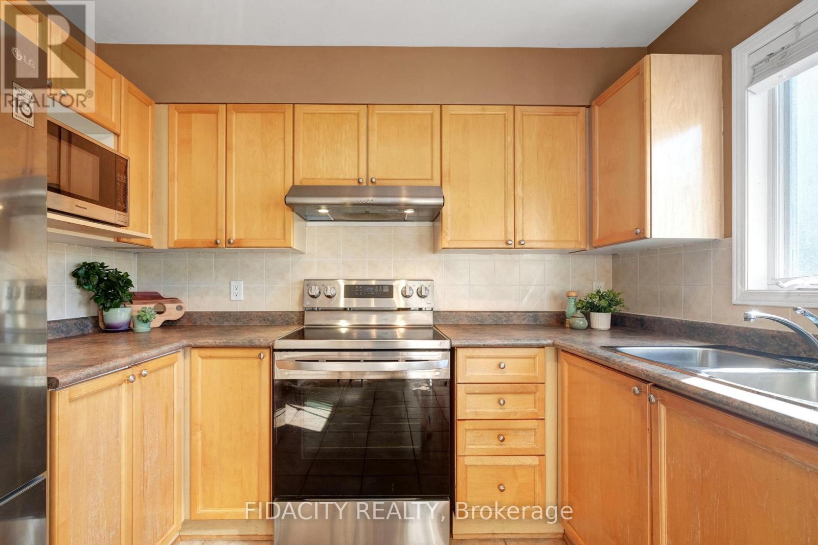 83 Manhattan Crescent, Ottawa, Ontario  K2C 4B8 - Photo 7 - X12445408